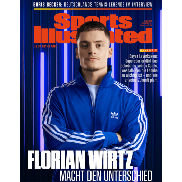 Titelbild der deutschen Ausgabe von Sports Illustrated (03/2025) mit dem Fussballspieler Florian Wirtz, der in einer blauen Adidas-Trainingsjacke mit verschränkten Armen vor einem Hintergrund mit vertikalen Neonröhren in Blau und Violett steht.