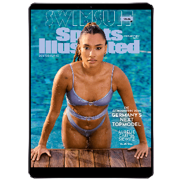 Cover der „Sports Illustrated Swimsuit“-Ausgabe Deutschland 2026: Aurélie Carina Siewitz steht in einem türkisblauen Pool und stützt sich mit beiden Händen am Beckenrand ab. Sie trägt einen hellblauen Badeanzug, ihre Haare sind nass nach hinten gebunden,